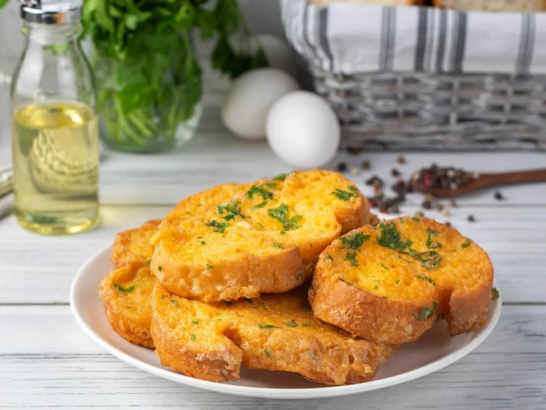 Chleb w jajku: Przepis, warianty na słono i słodko, fit