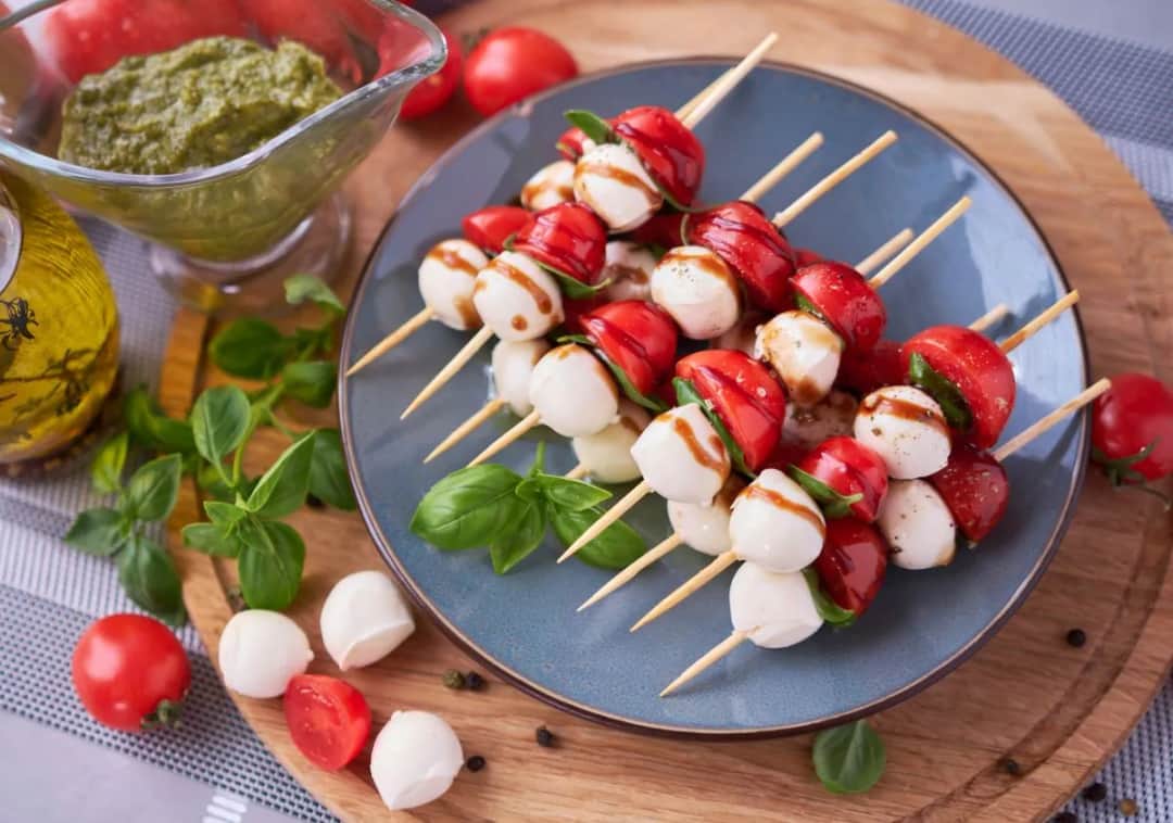 Przepisy na Koreczki: Łatwe i Efektowne Przekąski na Imprezę