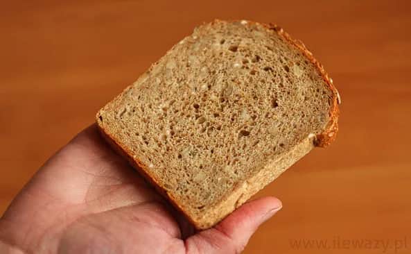 Kalorie w chlebie: ile kcal ma kromka? Sprawdź porównanie